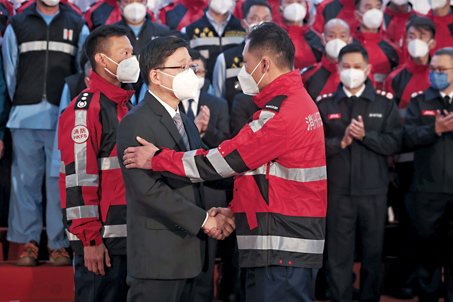 ◆今年2月18日，香港特區赴土耳其救援隊完成地震救災任務回港，李家超在機場迎接。資料圖片