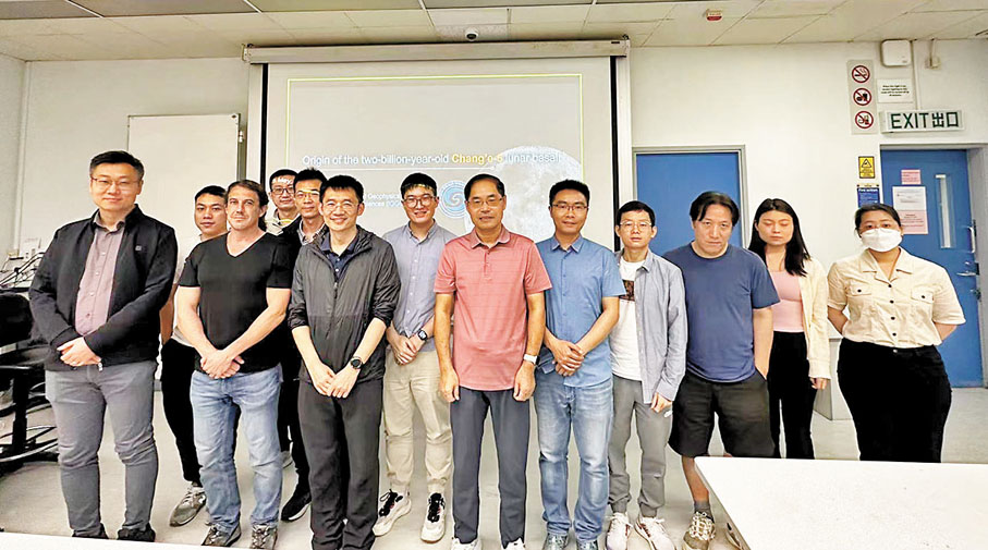 ◆錢煜奇（右七）與趙國春院士（右六）、Joe Michalski副教授（前左二）、張健教授（前左一）、李一良副教授（右三）與中科院楊蔚研究員（前左三）在香港大學進行嫦娥五號樣品研討。 受訪者供圖