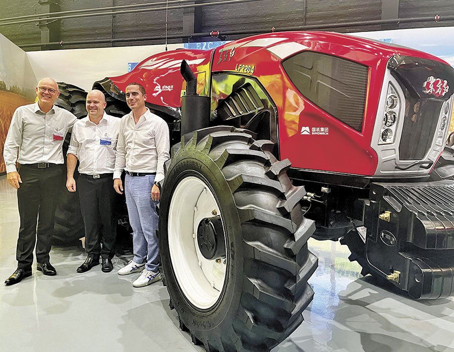 ◆ 參訪團成員與無人駕駛拖拉機合影。  香港文匯報記者劉蕊 攝