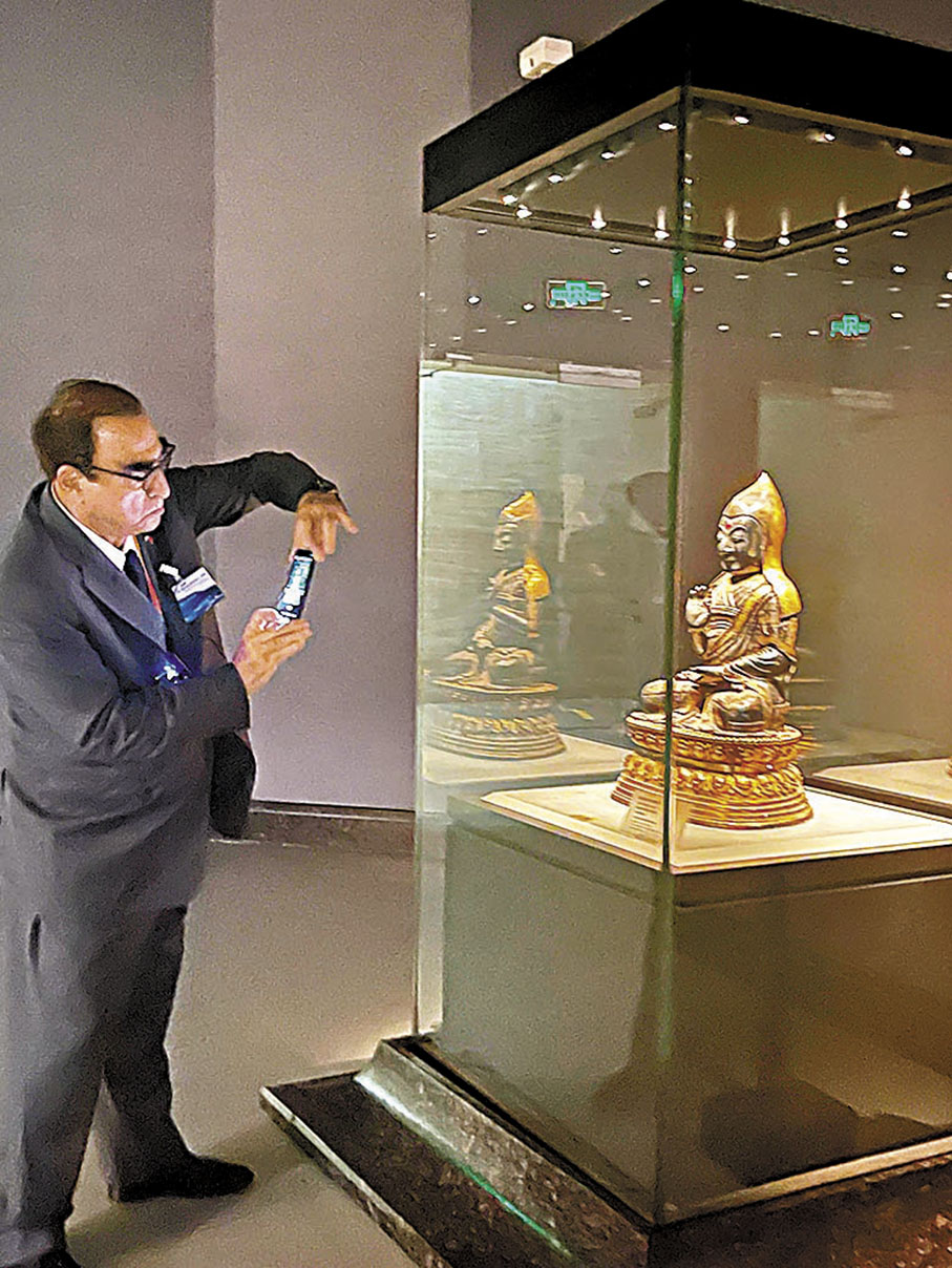 ◆ 參訪團成員在洛陽博物館欣賞館藏文物。 香港文匯報記者劉蕊 攝