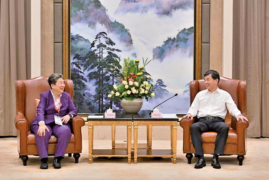 ◆ 福建省委書記、省人大常委會主任周祖翼（右）與該會創會主席陳聰聰（左）交流。