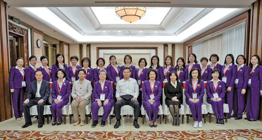 ◆ 中華海外聯誼會副會長林銳與香港福建婦女協會代表團合影留念。