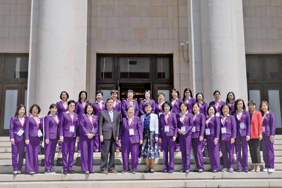 ◆ 全國政協港澳台僑委員會委員鄧小清與香港福建婦女協會代表團合影留念。
