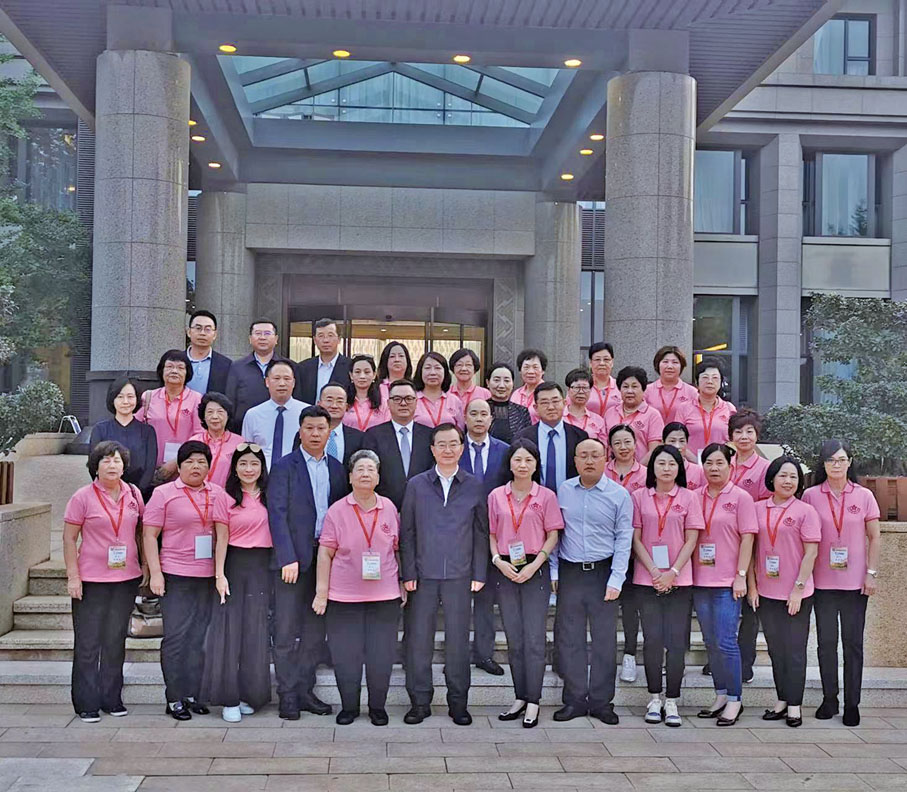 ◆ 雲南省委書記王寧等會見香港福建婦女協會雲南訪問團一行，賓主合照。