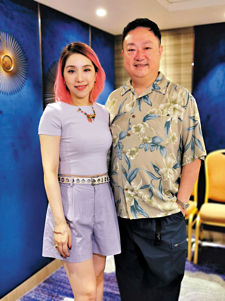 ◆靈宵劇團負責人謝曉瑩（左）與高潤鴻為粵劇保育和傳承貢獻己力。