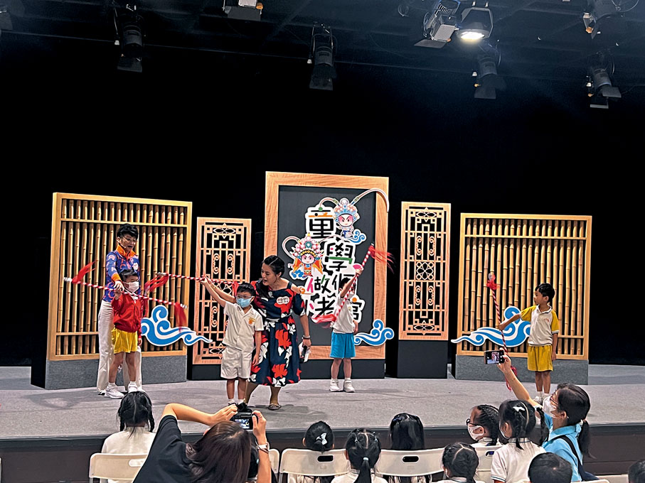 ◆學生在劉惠鳴和林瑋婷的指導下體驗耍纓槍。