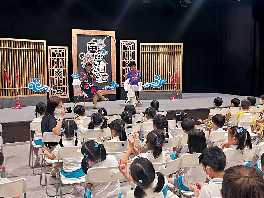 ◆在場學生紛紛跟劉惠鳴學做粵劇動作。