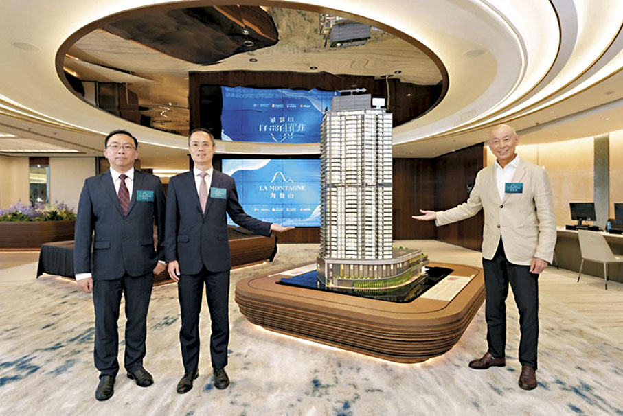 ◆ 湯耀宗(左二)指，海盈山定價參考南區豪宅及鐵路上蓋項目。左一為盧永俊，右為梁黃顧建築師(香港)事務所創始人及董事總經理梁鵬程。