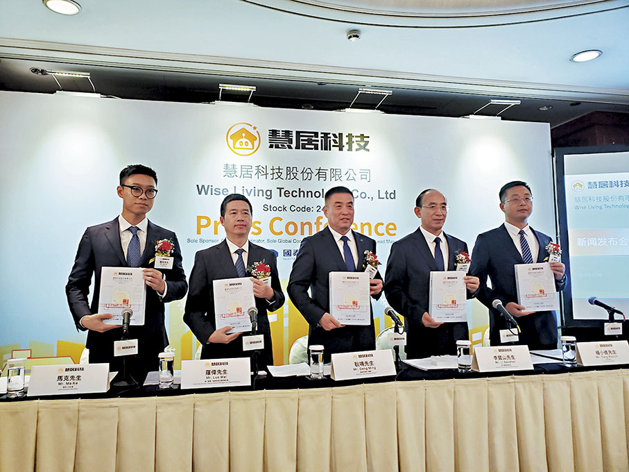 ◆ 耿鳴（中）稱，集團將致力積極提升熱源組合。 記者岑健樂  攝