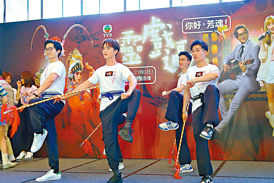 ◆阮浩棕（左2）的粵劇動作做得有板有眼。