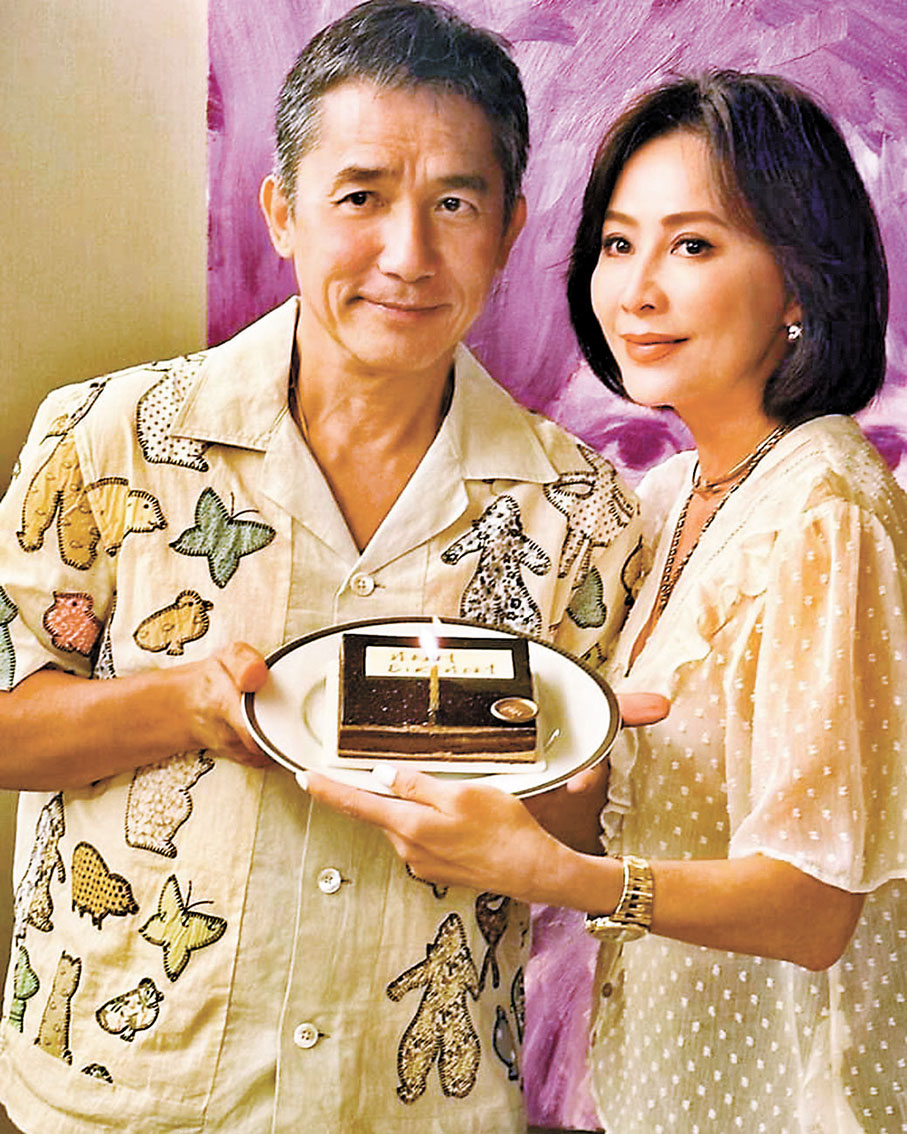 ◆偉仔與劉嘉玲着「情侶裝」捧蛋糕合照足見恩愛。