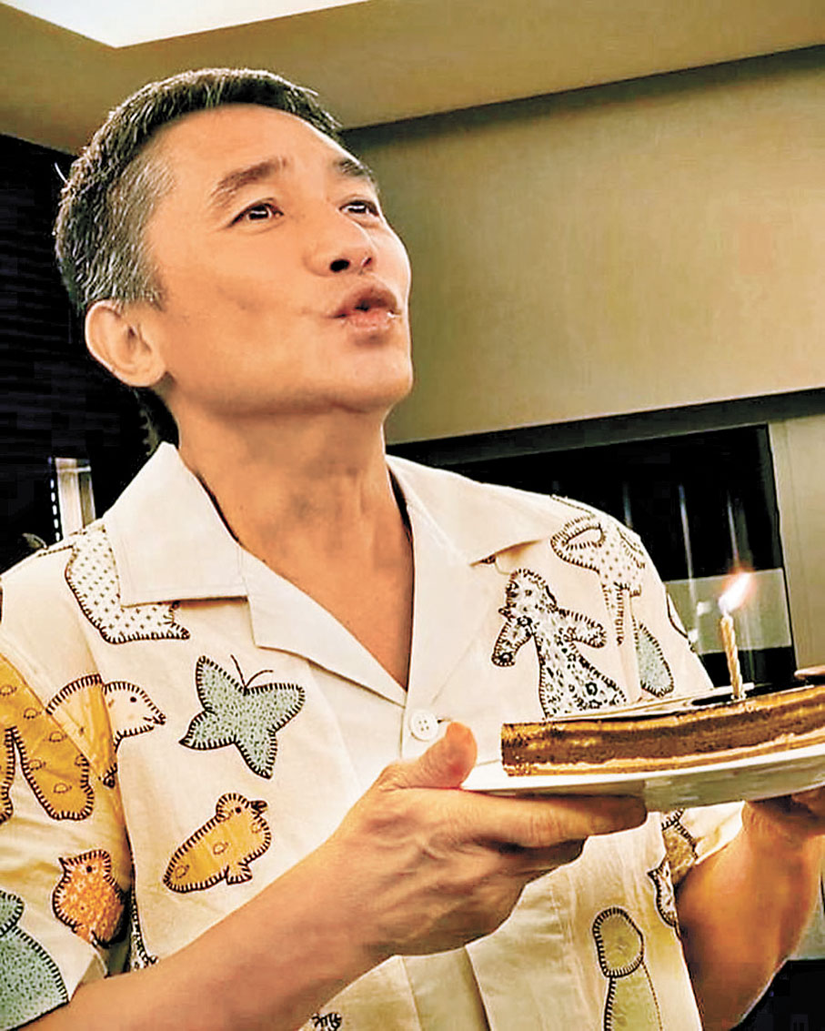 ◆ 偉仔捧蛋糕嘟嘴似在獻出飛吻，瞬間就被嘉玲捕捉下來。