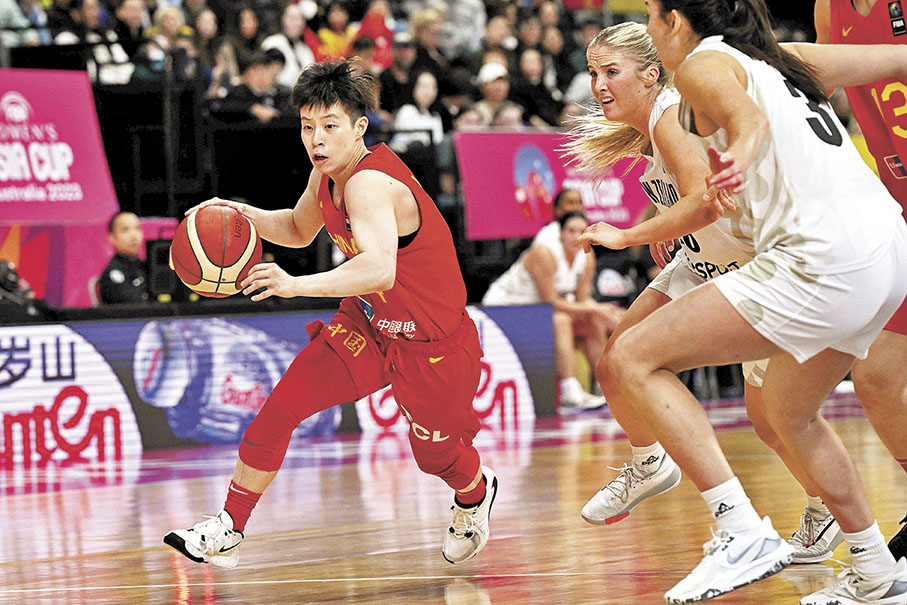 ◆ 中國女籃後衛李緣（左）引球突破。  法新社