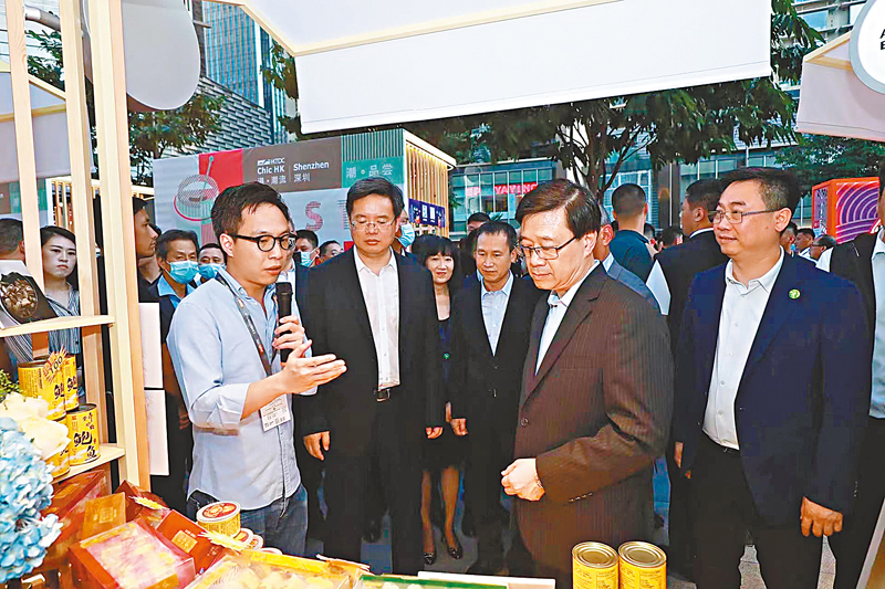 ◆ 李家超出席「港·潮流」購物節巡視香港展館 。資料圖片