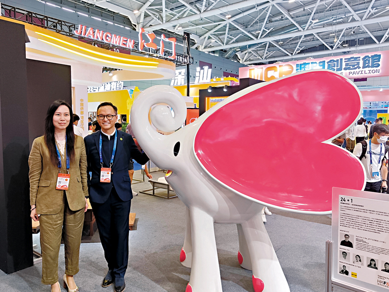 ◆ 黃競（右）為深圳市城市公益設計的愛心小飛象，左為陳曉茵。 記者李昌鴻  攝