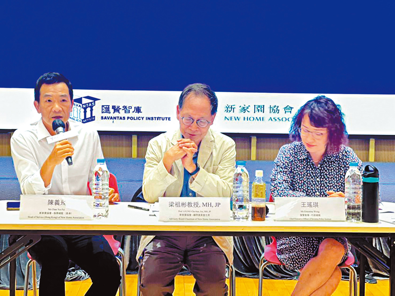 ◆梁祖彬（中）、王瑤琪(右) 和陳義飛(左) 發布《2019冠狀病毒疫情對香港少數族裔學生學習的影響》的調查。 