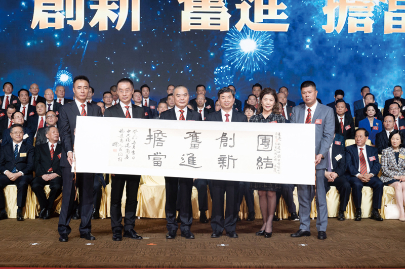 ▲福建省委書記、省人大常委會主任周祖翼向香港福建社團聯會主席施清流贈送紀念品。