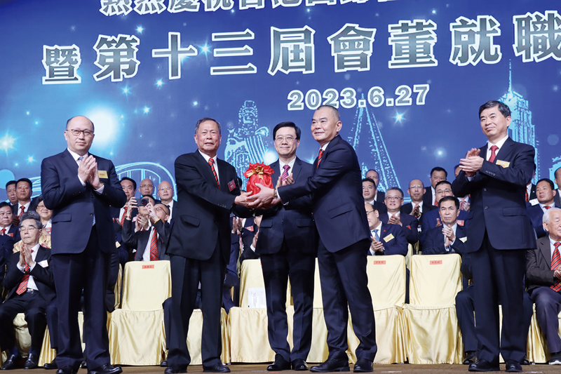 ▲在李家超、周祖翼及鄭雁雄的見證下，聯會第十一、十二屆主席吳換炎交接印鑑予新一屆主席施清流。