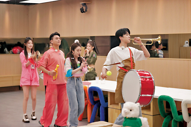 ◆各人拿着不同的樂器演奏,結果走音的走音,越認真越爆笑。
