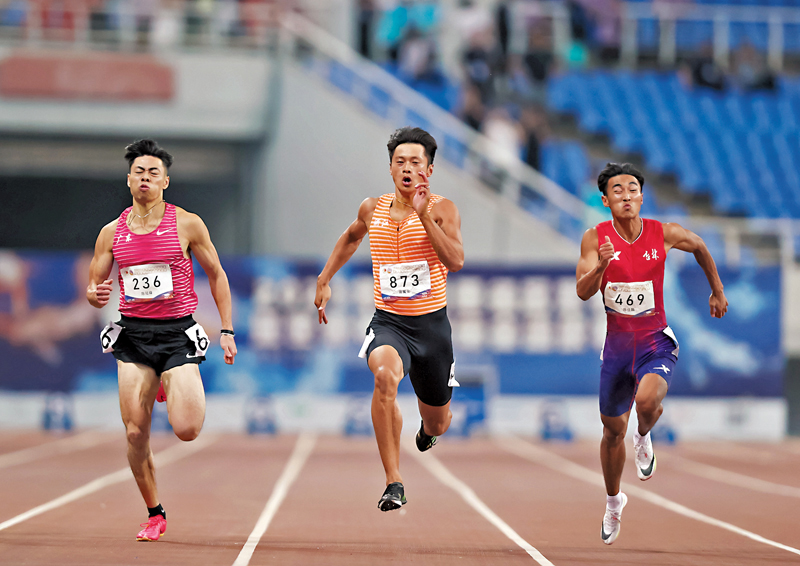 ◆ 謝震業（中）獲得冠軍。 中新社