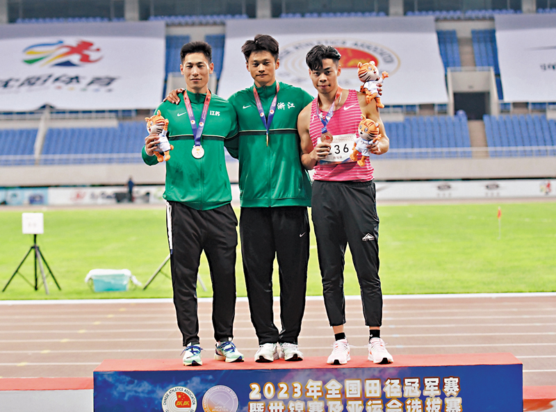 ◆ 謝震業（中）、石雨豪（左）與陳冠鋒在男子100米頒獎儀式上。  新華社
