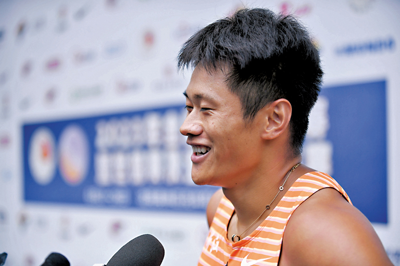 ◆謝震業在賽後接受採訪。  新華社