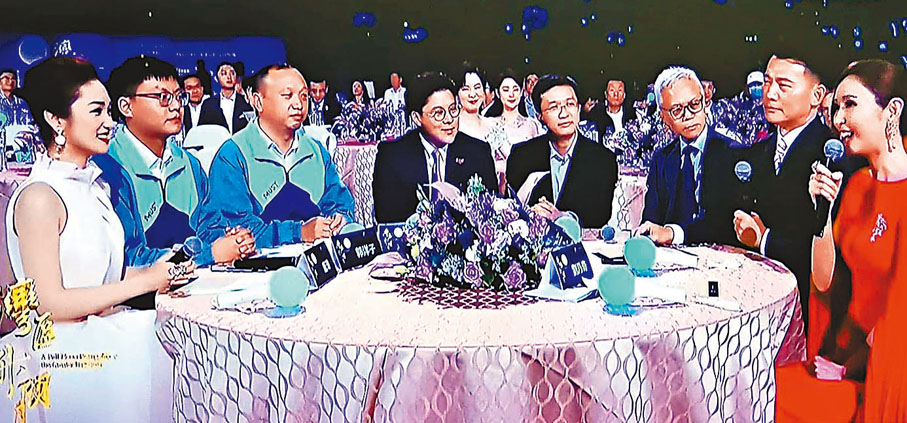 ◆ 霍啟剛與香港故宮文化博物館館長吳志華及港澳科學家。