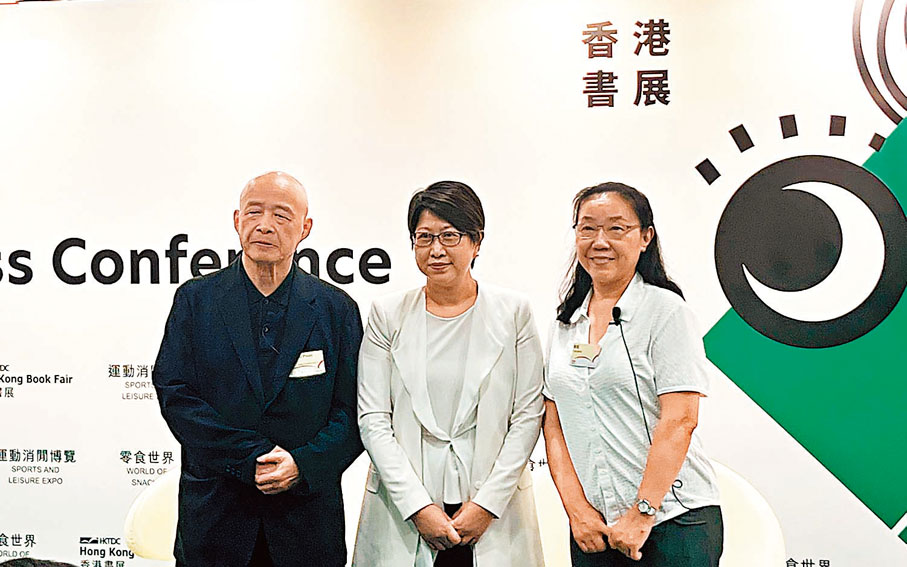 ◆右一為作家韋婭。香港文匯報記者郭倩  攝
