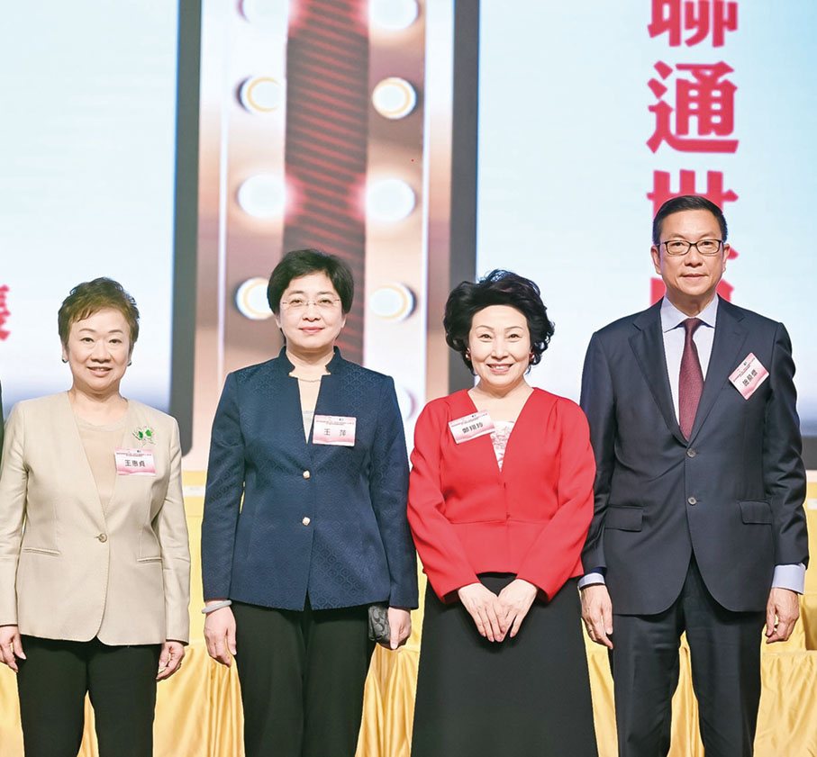 ◆ 左起：王惠貞、王萍、鄭翔玲、施榮懷。