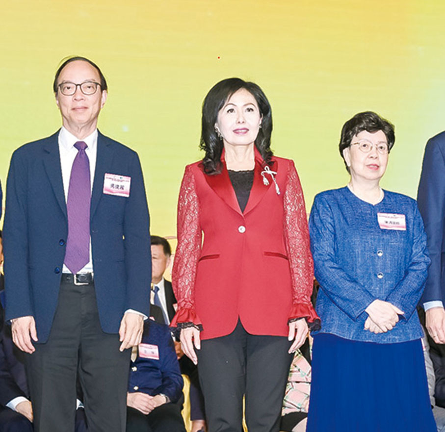 ◆ 左起：馬逢國、陳清霞、陳馮富珍。
