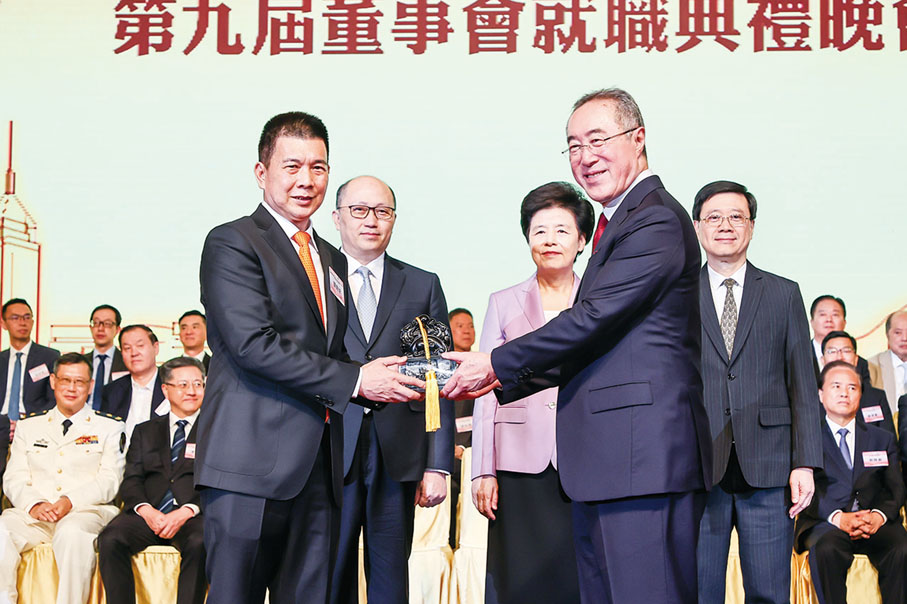 ◆ 譚錦球（左）從唐英年（右）手中接過會長印鑒。