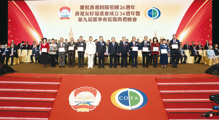 ◆ 左起：鄭翔玲、王惠貞、廖長江、林建岳、李家傑、賴如鑫、李江舟、潘雲東、尹宗華、吳良好、馬逢國、陳清霞、陳馮富珍、施榮懷。