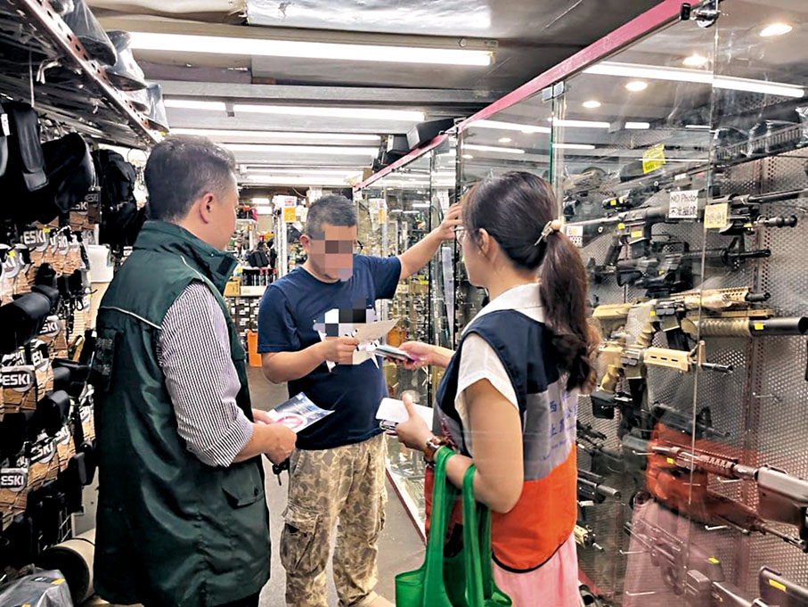 ◆警方向氣槍店派發滅罪宣傳單張。警方圖片