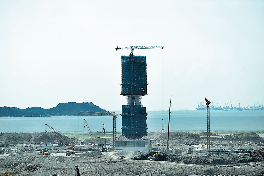 ◆香港國際機場三跑料明年啟用。圖為興建中的指揮塔。香港文匯報記者涂穴 攝