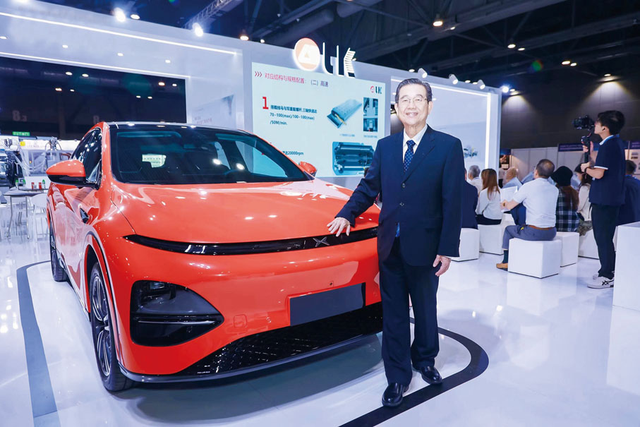 ◆ 力勁集團創辦人劉相尚在展覽會 展示集團三大業務的智能製造解決方案。