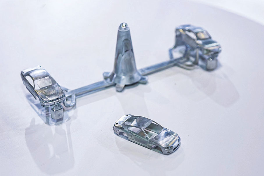 ◆現場演示高效、自動生產玩具車外殼的熱室壓鑄機。