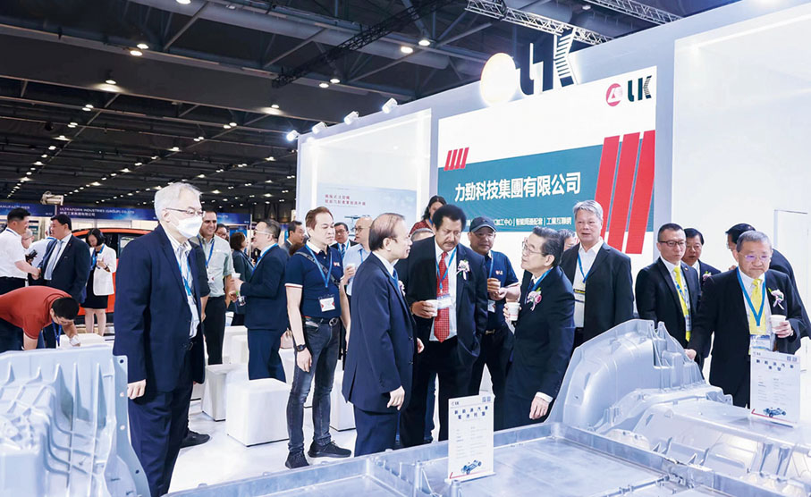 ◆ 力勁展位聚焦各界人士參觀，並與劉相尚交流, 埸面熱鬧。