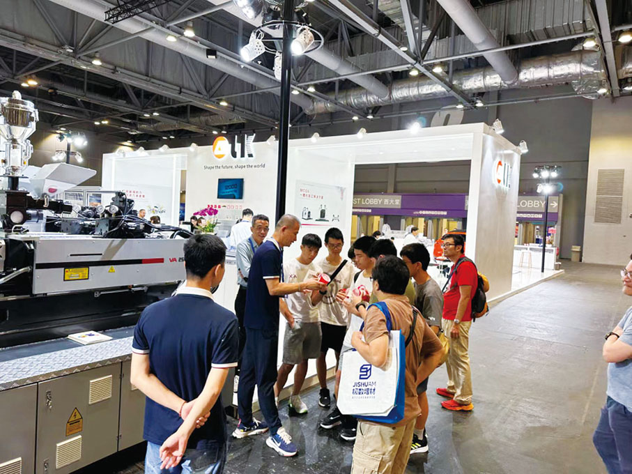 ◆ 力勁的產品吸引年輕一代圍觀。