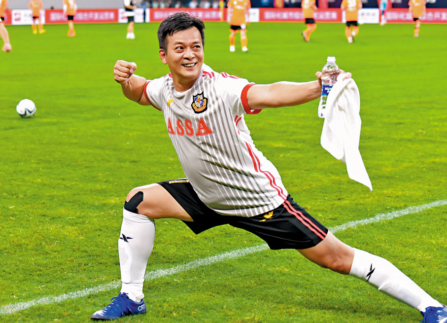 ◆黃日華現場比劃「降龍十八掌」。