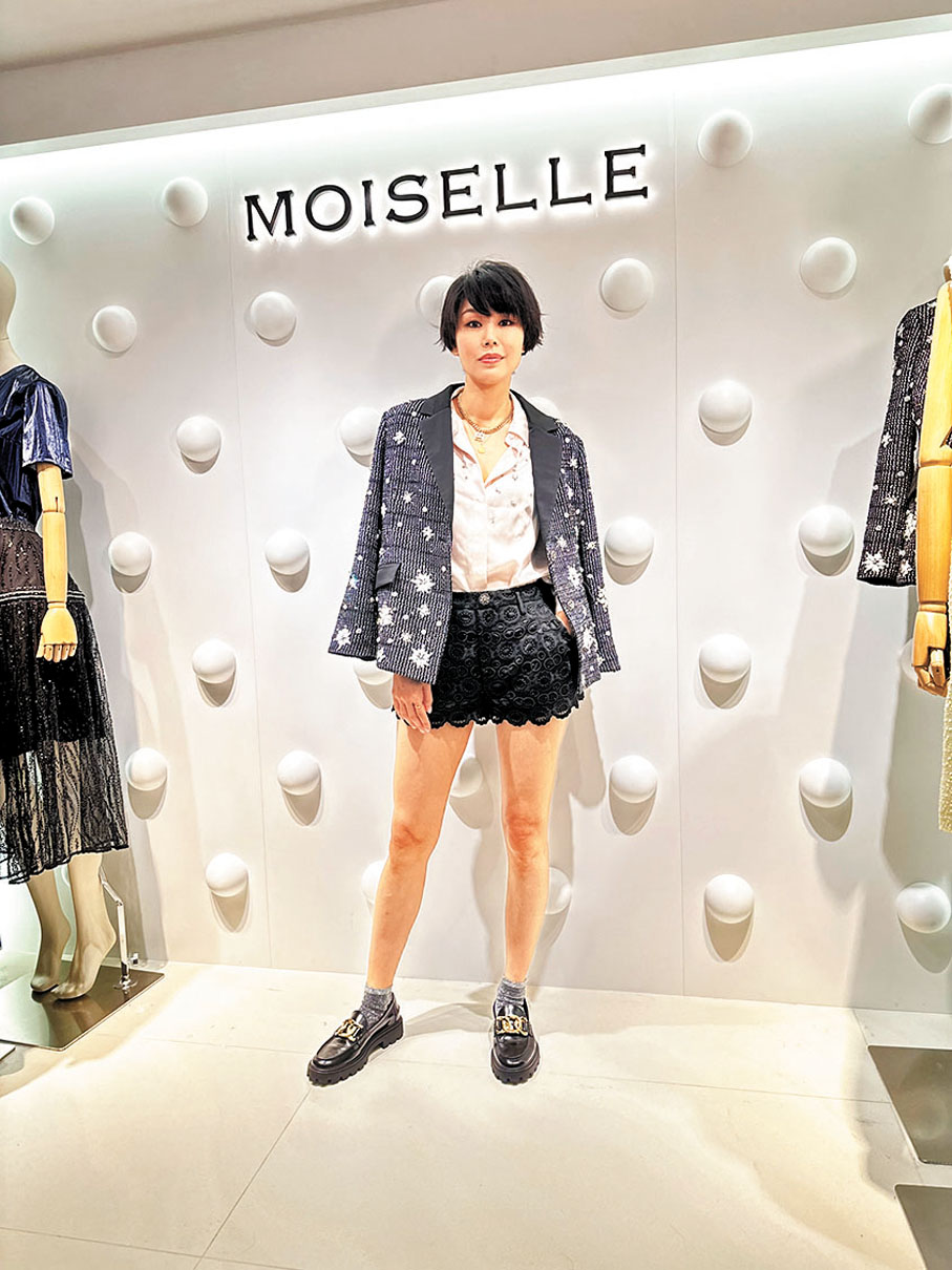 ◆何嘉莉不捨幼子赴英遊學。