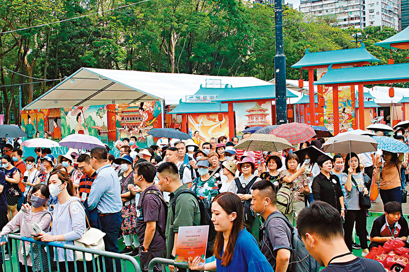 ◆入場市民人頭湧湧。     香港文匯報記者北山彥  攝