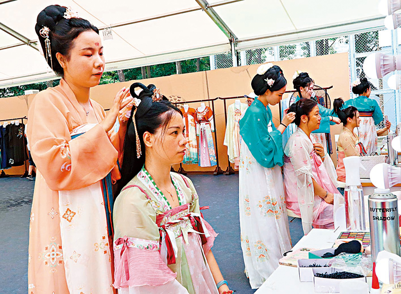 ◆西安展區：市民換上華服，體驗「化唐妝」。