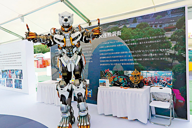 ◆遼寧展區：「巨熊北北」與香港市民見面。