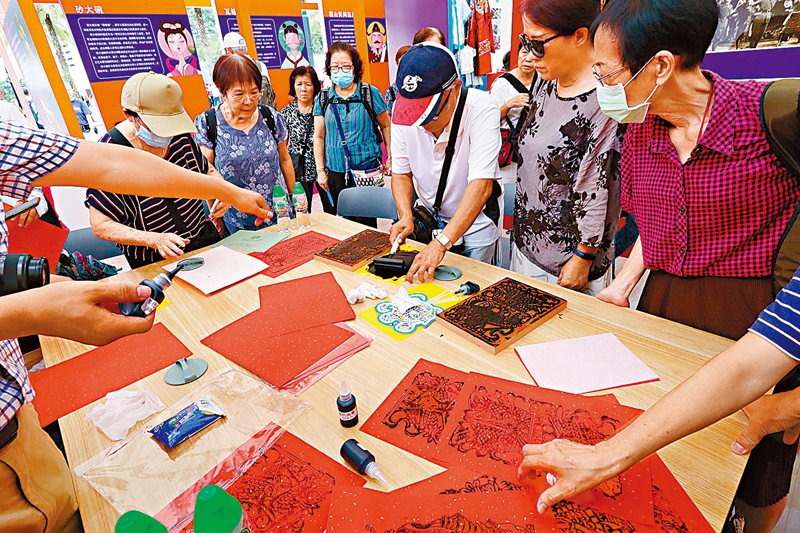 ◆山東展區：市民體驗木板拓印。