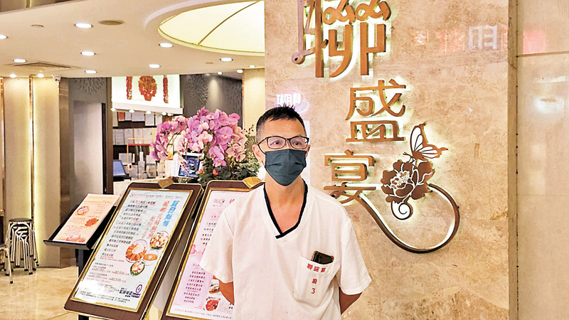 ◆上月的鑽石山荷里活廣場斬人命案中，持圓凳阻止兇徒繼續傷人的廚師何兆輝獲頒銅英勇勳章。