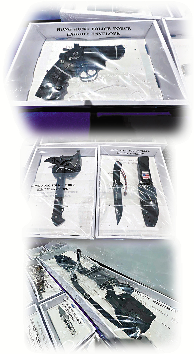 ◆警方在將軍澳搗破一個住宅武器庫，並檢獲大批仿製槍、長短刀和利斧。 香港文匯報記者  攝