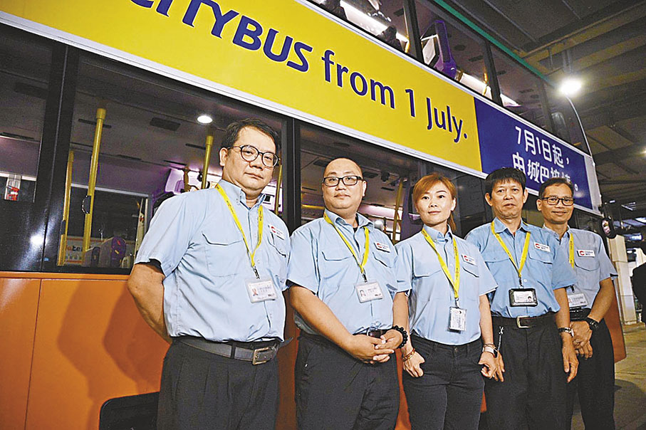 ◆原本效力新巴的車長，獲發新制服前，需佩戴城巴襟章及掛繩。