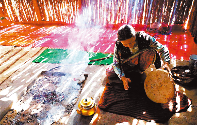 ◆達里雅布依老村居民在製作當地民族特色美食庫麥其。
