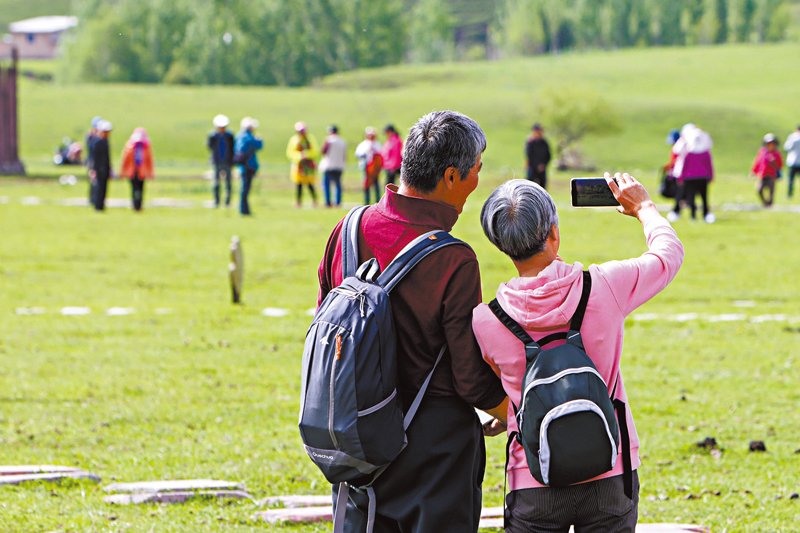 ◆遊客在那拉提旅遊風景區自拍留影。