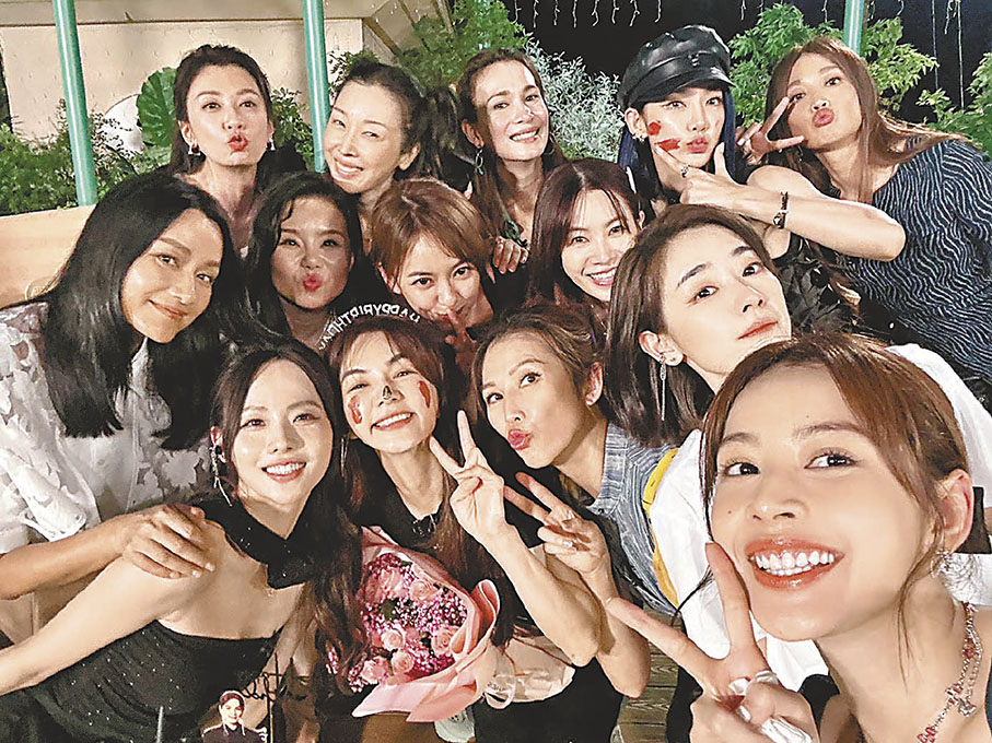 ◆競賽場外，劉雅瑟與一班「姐姐」們打成一片。